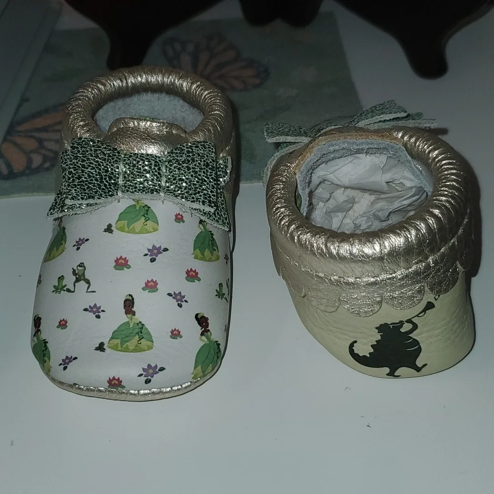 New Freahly Picked X Disney Princess Tiana & The Frog Bow Moccasin Size 2 6-12M